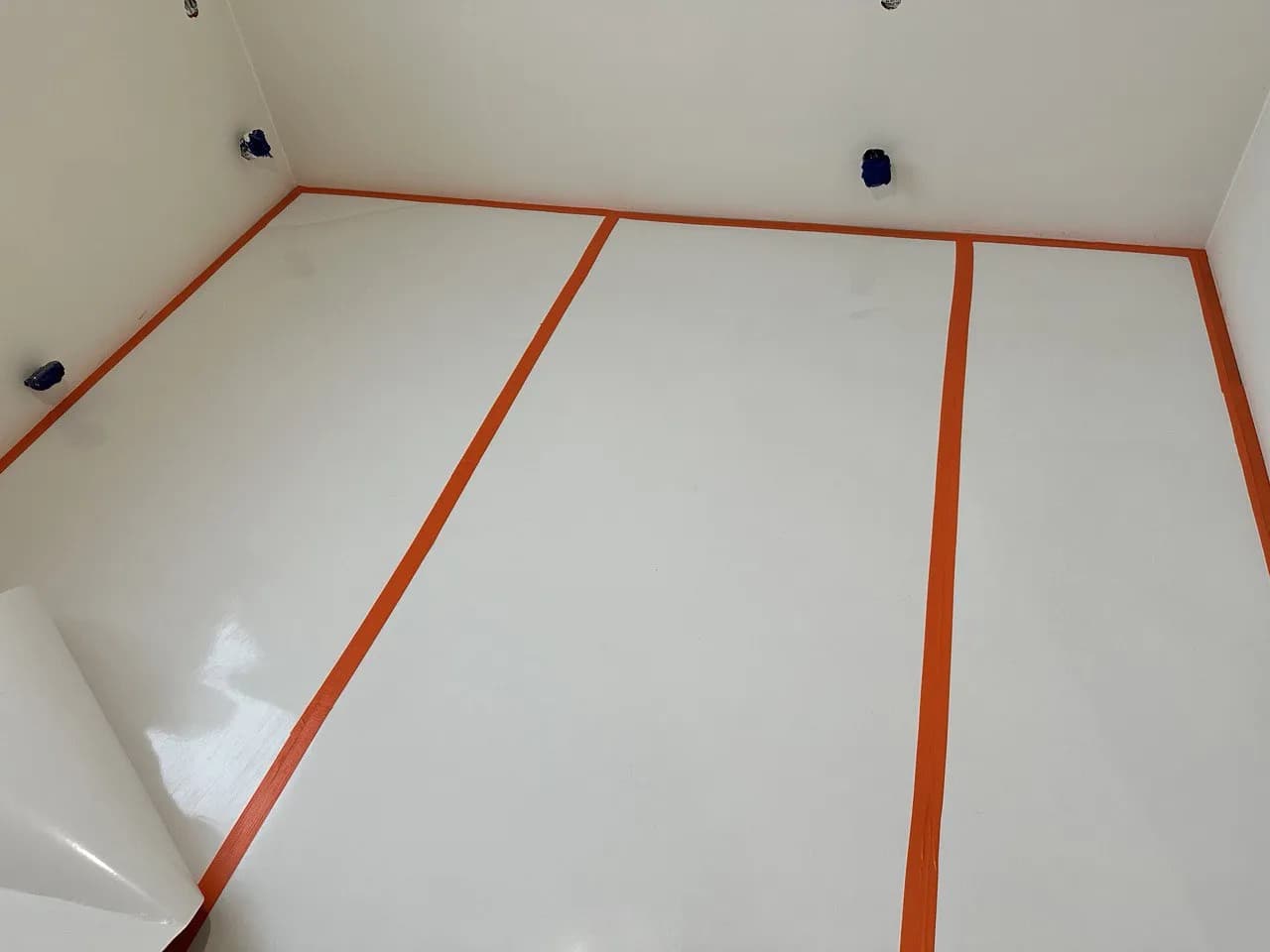 Jak skutecznie zabezpieczyć podłogę podczas remontu, aby uniknąć uszkodzeń