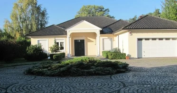 Jaka elewacja do grafitowego dachu i białych okien, aby uniknąć błędów?