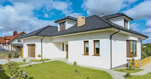 Ile powinien wystawać okap dachu, aby uniknąć problemów z wilgocią?