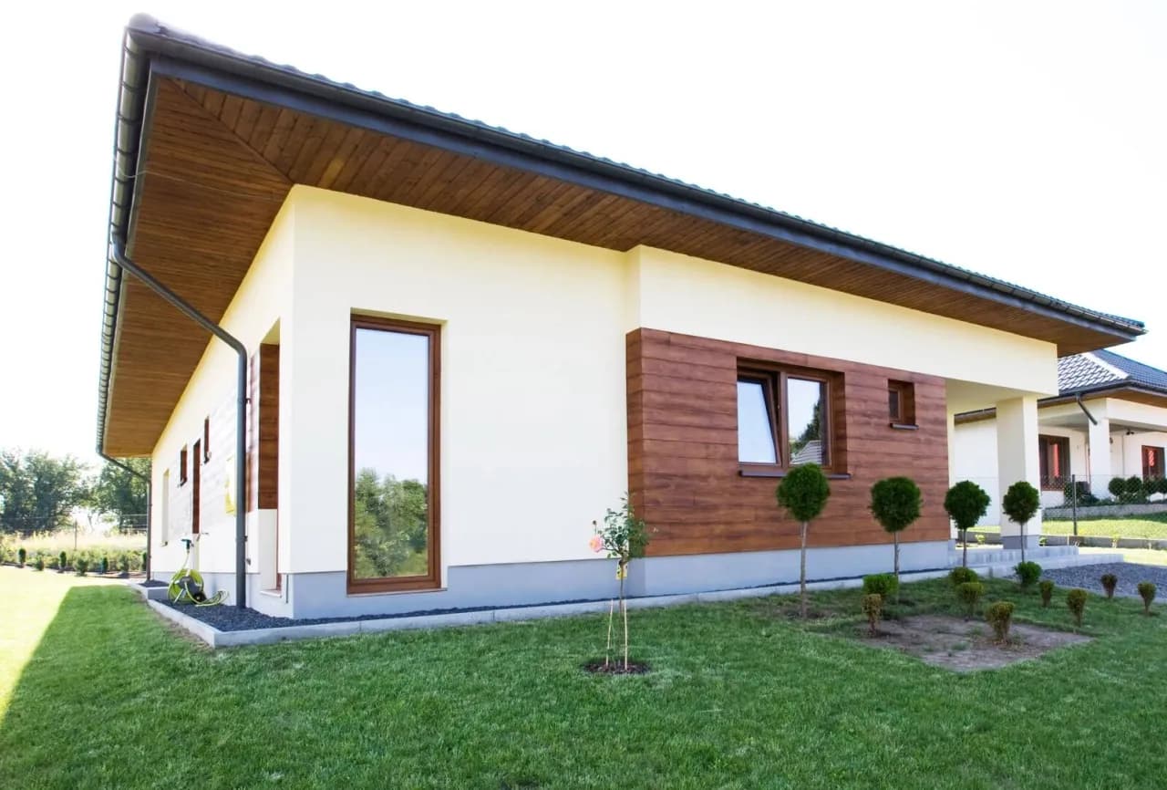 Elewacja gładka czy baranek: co wybrać, aby uniknąć problemów?