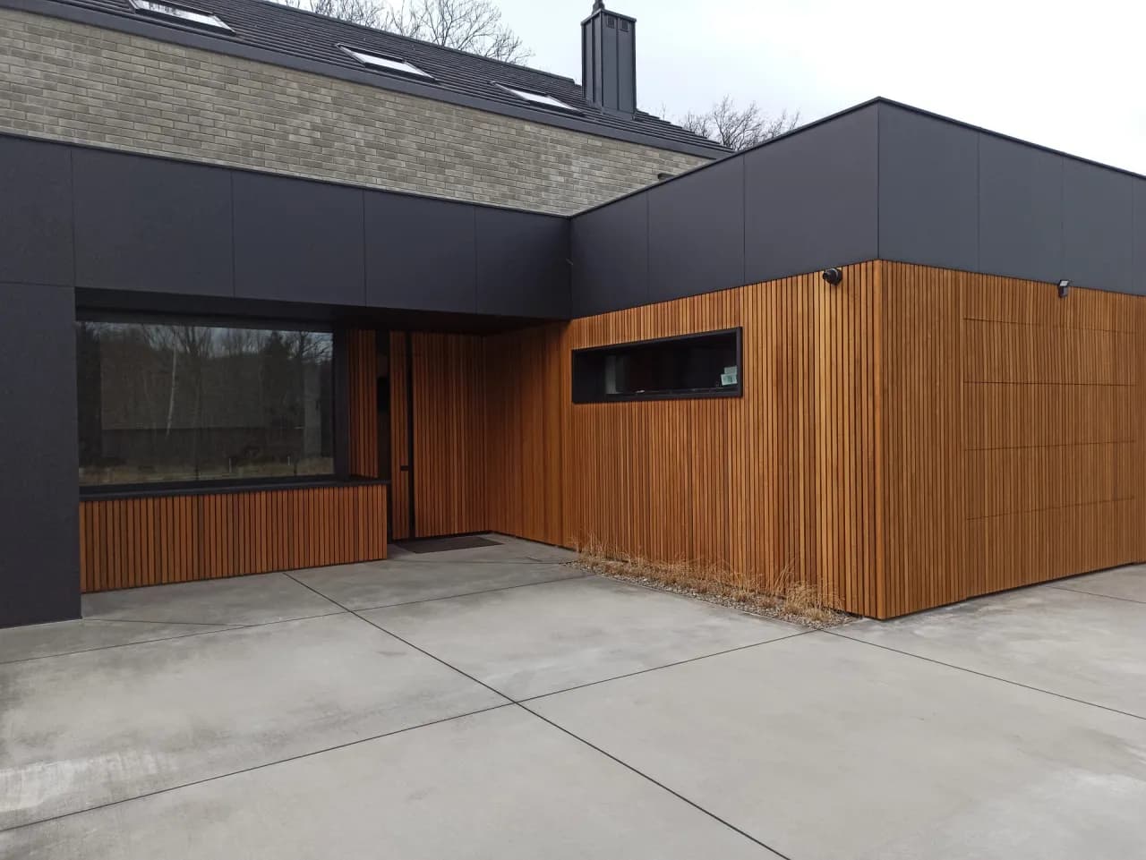 Elewacja drewniana czy tynk – co wybrać, aby uniknąć kosztów?