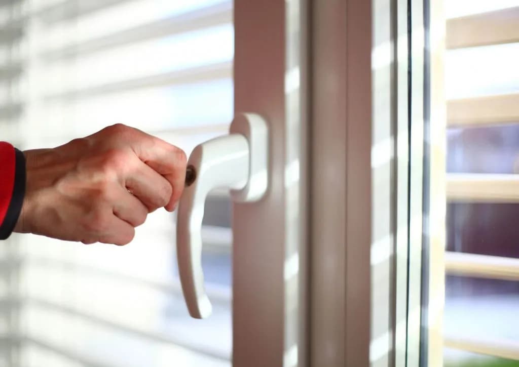 Jak zabezpieczyć drzwi balkonowe przed włamaniem i czuć się bezpiecznie