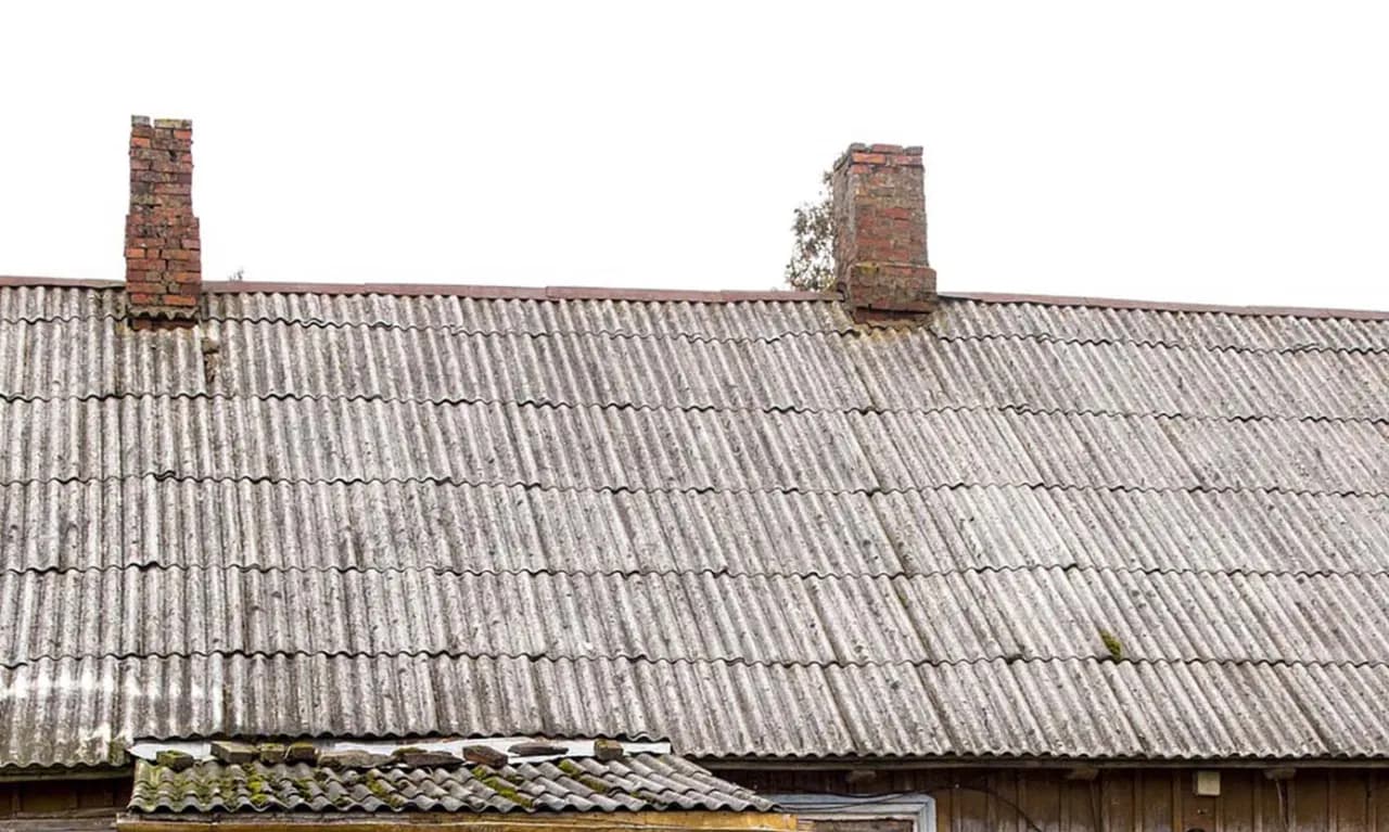 Ile kosztuje zdjęcie eternitu z dachu? Sprawdź, co wpływa na ceny