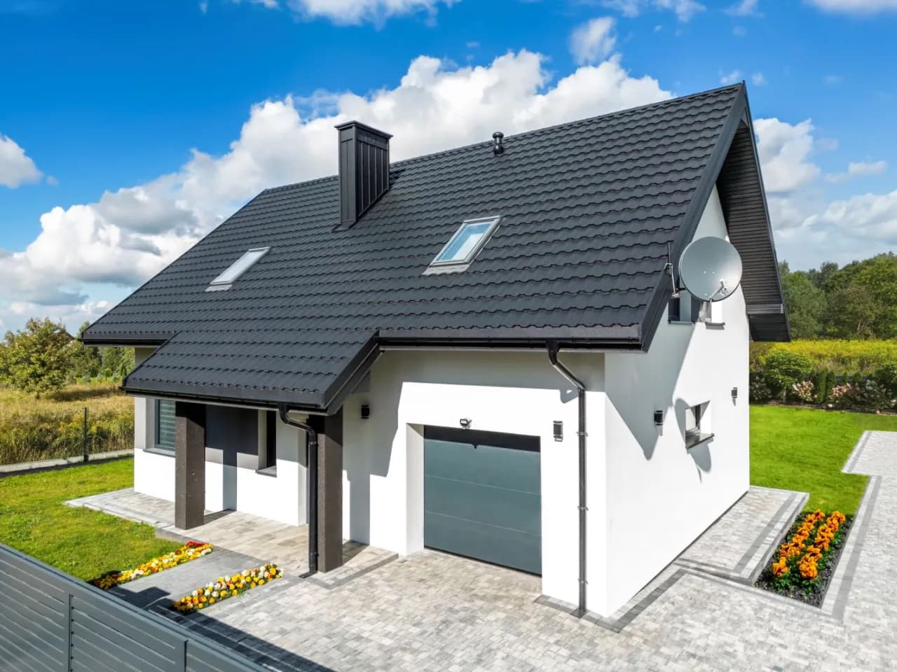 Jaki kolor elewacji do czarnej dachówki, aby uniknąć błędów w aranżacji?