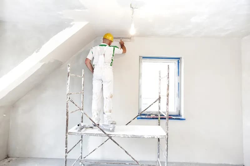 Jak zabezpieczyć okna przed tynkowaniem, aby uniknąć uszkodzeń?