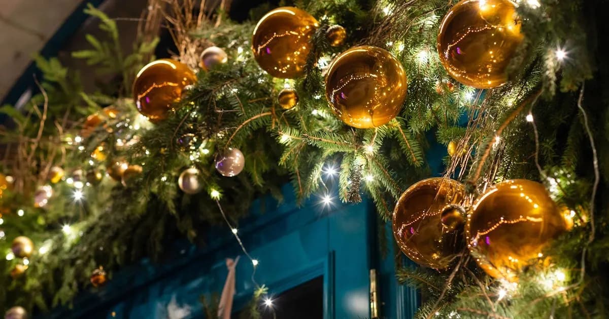 Jak ozdobić drzwi na święta - kreatywne pomysły na dekoracje