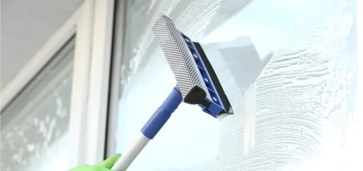 Jak myć okna z folią, aby ich nie uszkodzić i uniknąć smug