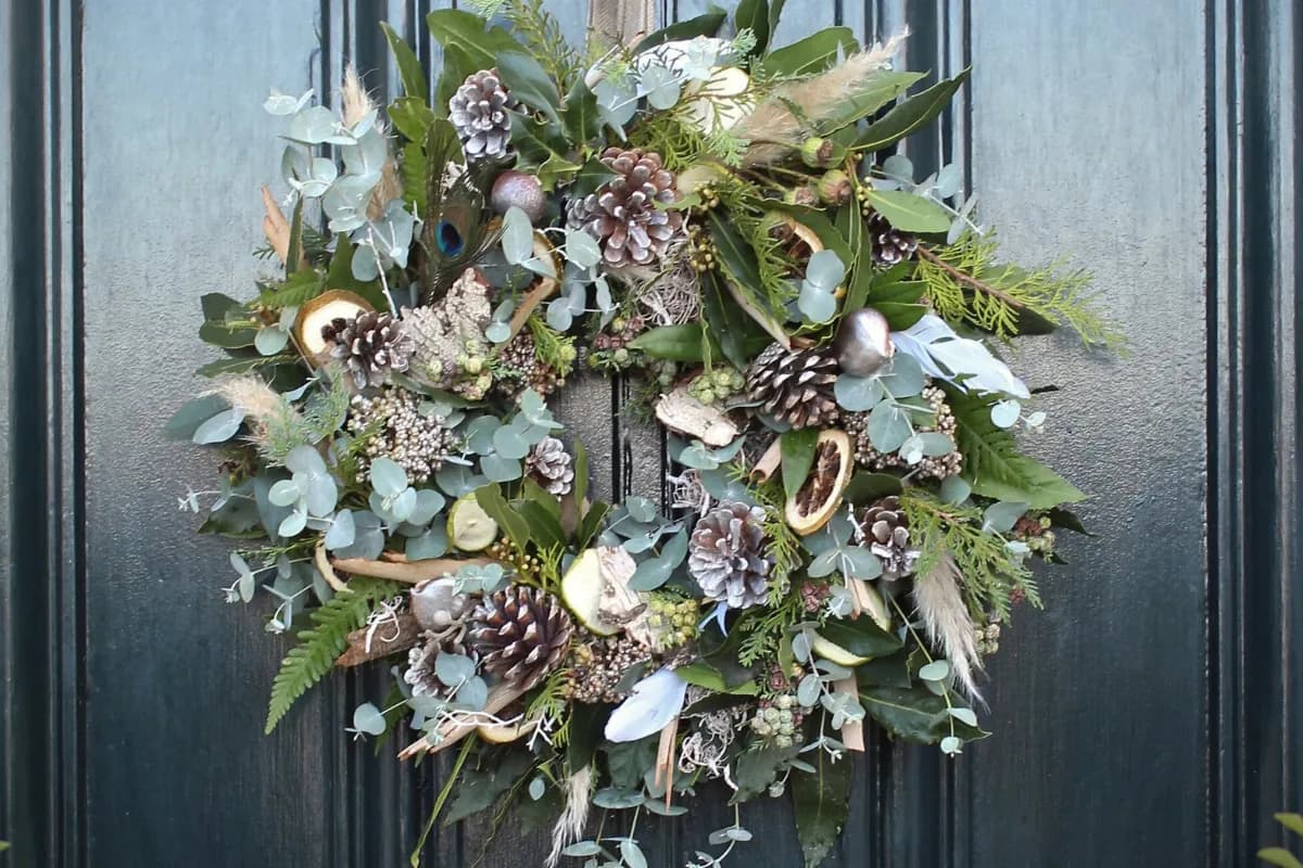 Jak zrobić wieniec na drzwi: proste kroki, które zachwycą gości